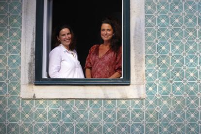 A la izquierda, Natalia Tubella junto a Carme Rendé en su hotel del Barrio Alto lisboeta, Casa das Janelas com Vista.