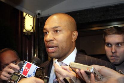 Derek Fisher, presidente del sindicato de jugadores, habla con los periodistas tras la última reunión en Nueva York