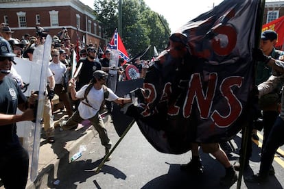 Supremacistas brancos entram em choque con contraprotestantes em Charlottesville, Virginia.