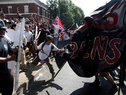 Supremacistas brancos entram em choque con contraprotestantes em Charlottesville, Virginia.