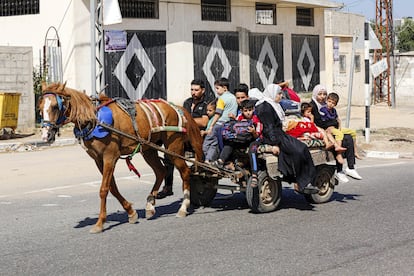 Una familia palestina de Gaza huye este viernes hacia el sur de la Franja tras el ultimátum israelí, que exige que más de un millón de personas que viven en el norte vayan hacia el sur en las próximas 24 horas.