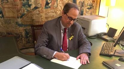 Quim Torra firma un dels decrets de nomenament.