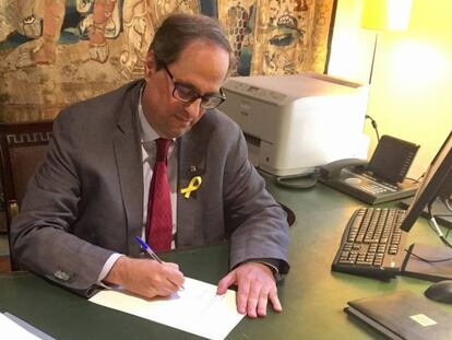 Quim Torra firma un dels decrets de nomenament.