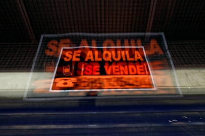 Carteles de 'se alquila' y 'se vende', en Madrid.
 