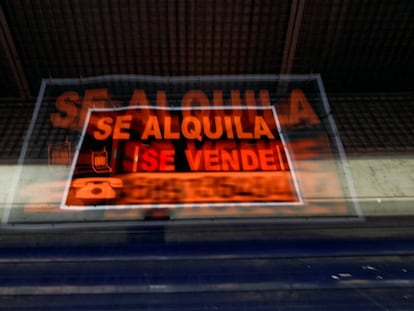 Carteles de 'se alquila' y 'se vende', en Madrid.
 