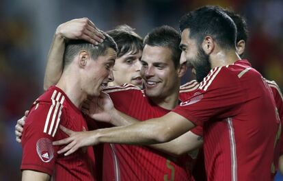 Azpilicueta y Albiol felicitan a Torres tras un gol.