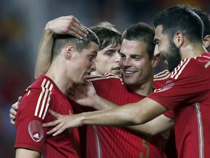 Azpilicueta y Albiol felicitan a Torres tras un gol.