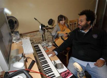 Carlos Jean, en su <i>habitación musical,</i> <b>junto a la cantante Zara.