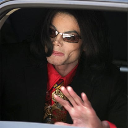 Jackson saluda a sus fans desde su coche el pasado 14 de febrero tras abandonar el juzgado de Santa María.