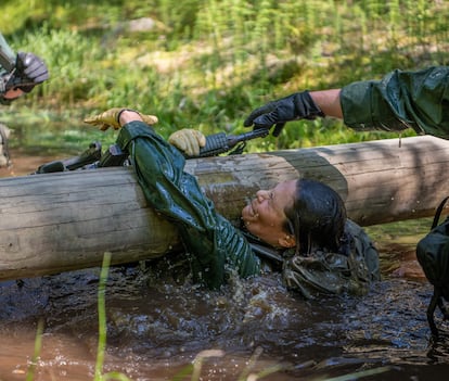 La princesa heredera Victoria de Suecia, durante su entrenamiento militar en