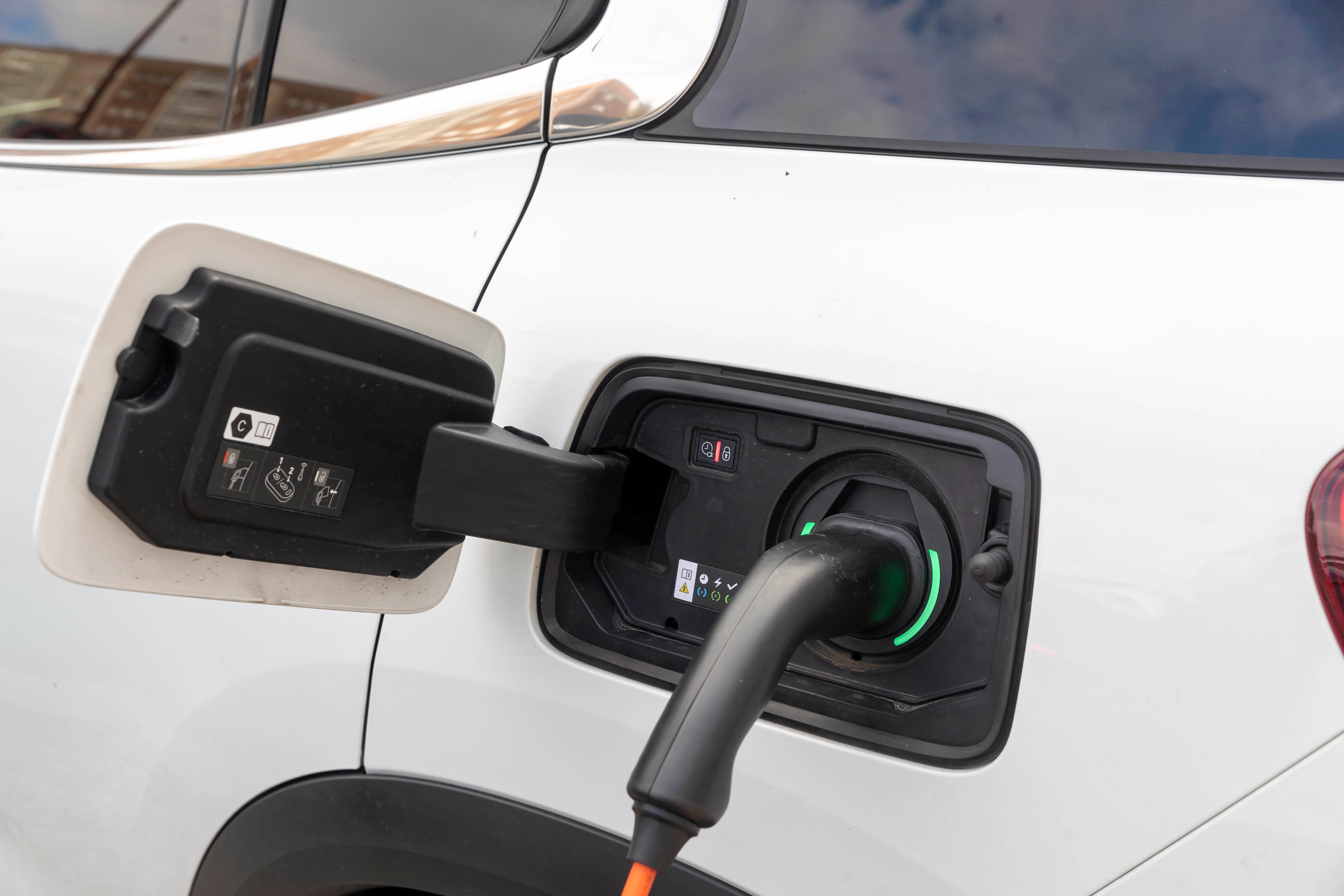 Recarga de vehículo eléctrico.