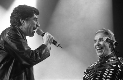 Joaquín Sabina y Chavela Vargas en un homenaje a Alfredo Jiménez en Madrid, en 1998.