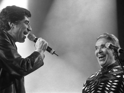 Joaquín Sabina y Chavela Vargas en un homenaje a Alfredo Jiménez en Madrid, en 1998.