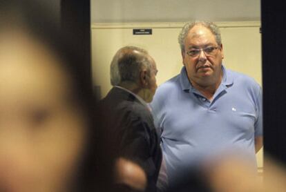 El promotor Manuel Rodríguez, que hizo de cebo, con polo azul, ayer antes de prestar testimonio.
