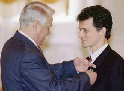 Borís Yeltsin condecora al astronauta español Pedro Duque, que fue entrenado en la Ciudad de las Estrellas de Moscú.