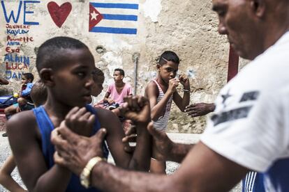 César de 14 años, reconoce que fue su padre quien le convenció para boxear y asiste al gimnasio desde los ocho. Su máxima ilusión es poder llegar a representar a Cuba en unas olimpiadas.