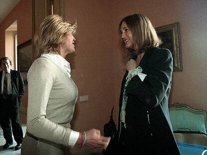 En primer plano, Carmen Thyssen-Bornemisza (a la izquierda) y Francesca von Habsburg-Lothringen, durante una reunión del patronato del Museo Thyssen-Bornemisza de Madrid, en marzo de 2002.