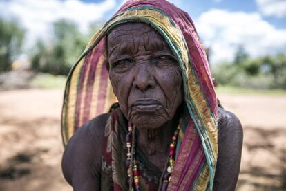 Goalgallu Boru Ali, matriarca de una familia de 13 miembros, vive en Dambala Fachana, un pueblo de 5.000 habitantes cerca de la frontera con Etiopía. A mediados de mayo, en el punto álgido de la sequía, su familia perdió las 50 vacas de las que dependía su subsistencia. 
Más del 95% de los habitantes del condado de Marsabit son pastores que dependen del ganado. En las tierras que rodean sus aldeas crían camellos, cabras y burros. Estas tierras han sido duramente golpeadas. Le estación de lluvias, que normalmente transcurre entre marzo y mayo, ha sido particularmente seca este año, salvando bajas precipitaciones a principios de mayo. Los meteorólogos advierten de que la sequía podría empeorar.

