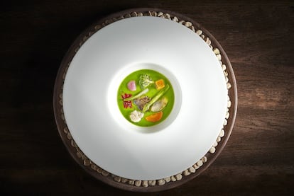 La propuesta comienza con unos entrantes, como la sopa de cecina, la trucha ahumada con bizcocho de espirulina y yema de huevo, o los langostinos con nabo y crema de rábano picante, que auguran el nivel del resto del menú, con platos que son un verdadero acierto y disfrute para los sentidos. Es el caso de la perdiz en escabeche de foie, el ravioli de buey con consomé de geleé y caviar, o el puerro asado con pilpil de piñones. 
