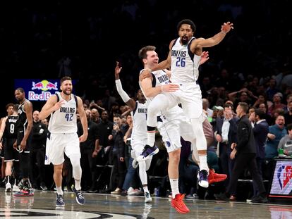 Spencer Dinwiddie celebra junto a Luka Doncic el triple que le dio la victoria a Dallas sobre la bocina en Brooklyn el pasado 17 de marzo.