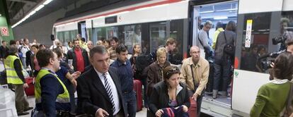 Usuaris de Renfe a l'estació del Prat de Llobregat, en una imatge d'arxiu.