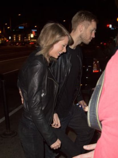 Taylor Swift junto a Calvin Harris.