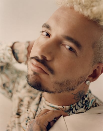 J Balvin em foto exclusiva para a revista ICON Espanha. O artista latino veste Dior Men.