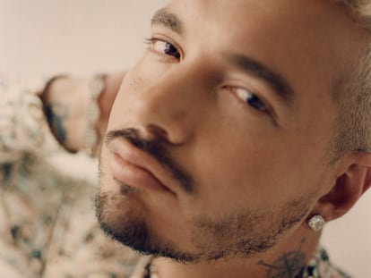 J Balvin em foto exclusiva para a revista ICON Espanha. O artista latino veste Dior Men.