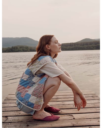 Louise Misha. Las prendas que diseña Marie Pidancet nos trasladan al instante a una mañana luminosa en la costa bretona, plagada de tejidos vaporosos, cuadernos de viaje y cierta nostalgia por la bohemia de las primeras décadas del siglo XX. Lo vintage adquiere un nuevo significado artesanal en prendas como la chaqueta Lenia, su bestseller de entretiempo gracias a las mangas desmontables con cremalleras ocultas.