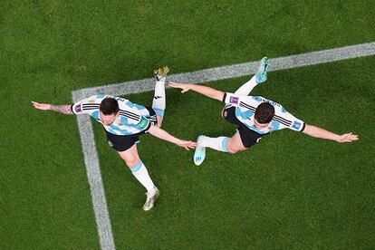 Messi celebra el gol marcado junto a Julián Álvarez.