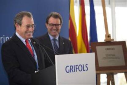 Parlamento del presidente de Grifols, Víctor Grifols (i), en presencia del presidente de la Generalitat Artur Mas (d), durante la inauguración de la planta de hemoderivados de Parets del Vallès.