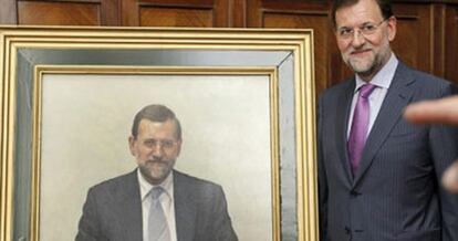Mariano Rajoy junto a su retrato como ministro de Educaci&oacute;n 