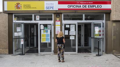 Una mujer a las puertas de una oficina del SEPE y oficina de empleo de la Comunidad de Madrid.