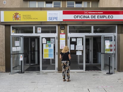 Una mujer a las puertas de una oficina del SEPE y una oficina de empleo de la Comunidad de Madrid, este jueves.