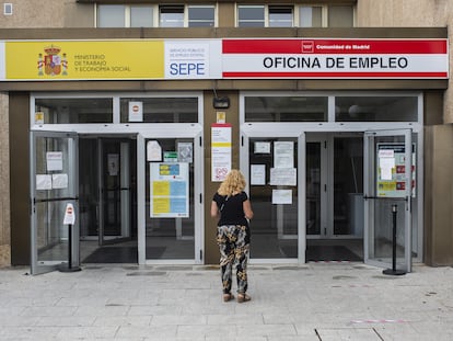 Una mujer a las puertas de una oficina del SEPE y oficina de empleo en Madrid.