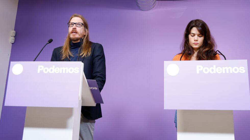 El secretario de Organización y portavoz de Podemos, Pablo Fernández, y la portavoz del partido, Isa Serra, durante la rueda de prensa ofrecida este lunes en Madrid.