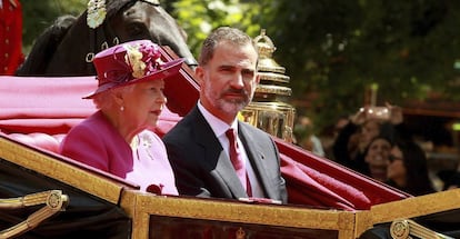Queen Elizabeth and King Felipe VI in London today.