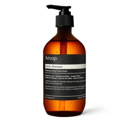 Todo lo que se le puede pedir a un buen champú: hace espuma, limpia bien pero sin resecar, deja el cabello suelto y huele de maravilla. El Classic Shampoo de Aesop no solo es tremendamente funcional, sino también un producto muy cuidado en el que nada está dejado al azar, ya que la marca tarda entre dos y diez años en formular cada una de sus creaciones. Para quienes tienen un cabello normal y lo lavan con frecuencia. A la venta en www.laconicum.com. Precio: 39 euros.