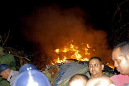 Restos del avión cubano siniestrado en llamas, en una imagen suministrada por el diario local <i>Escambray</i>.