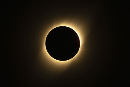 Eclipse solar visto desde el Observatorio Europeo del Sur de La Silla (ESO) en La Higuera (Chile). Al menos 220.000 turistas se concentraron en la zona para formar parte de la fiesta astronómica, que sumió en completa oscuridad una franja de 150 km del norte de Chile y el centro-norte de Argentina.