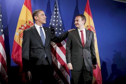 Los presidentes de Estados Unidos, Barack Obama, y de España, José Luis Rodríguez Zapatero, conversan al inicio de la reunión que mantuvieron en Praga, el 5 de abril de 2009, en el marco de la cumbre UE-EE UU. Se trata de la primera reunión de Zapatero con un presidente estadounidense desde que accediera al poder en 2004.