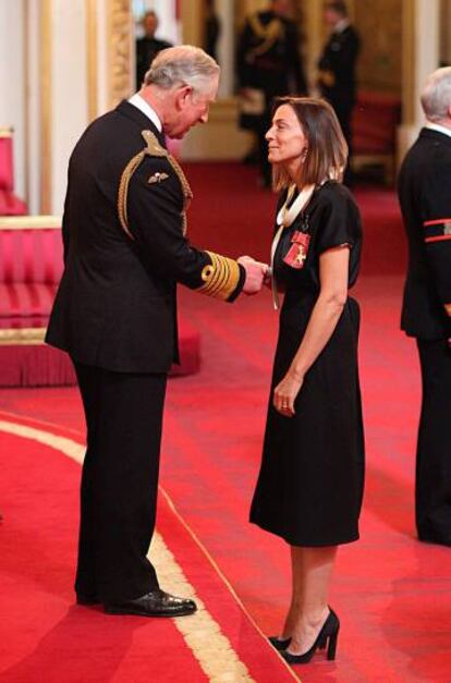 Phoebe Philo, condecorada con la Orden del Imperio Británico por Carlos Inglaterra en el palacio de Buckingham, en marzo de 2014.