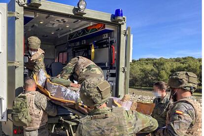 Ejercicio de evacuación de un herido en una ambulancia del Ejército de Tierra en una imagen de archivo.