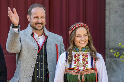 El príncipe heredero Haakon de Noruega y la princesa Ingrid Alexandra en el Día Nacional de Noruega, el 17 de mayo de 2022 en Oslo.