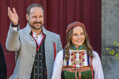 El príncipe heredero Haakon de Noruega y la princesa Ingrid Alexandra en el Día Nacional de Noruega, el 17 de mayo de 2022 en Oslo.