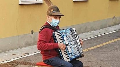 Stefano Bozzini tocando el acordeón en el patio del hospital. En vídeo, la historia completa.