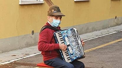 Stefano Bozzini tocando el acordeón en el patio del hospital. En vídeo, la historia completa.