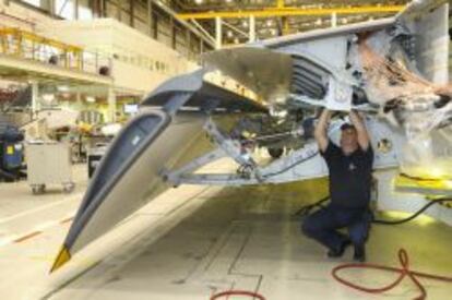 Un operario de Airbus revisa la fabricación de componentes de un avión.