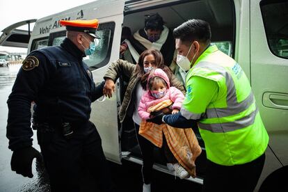 Las personas que tenían que llegar a la Terminal 1 del aeropuerto han sido auxiliadas por policías.