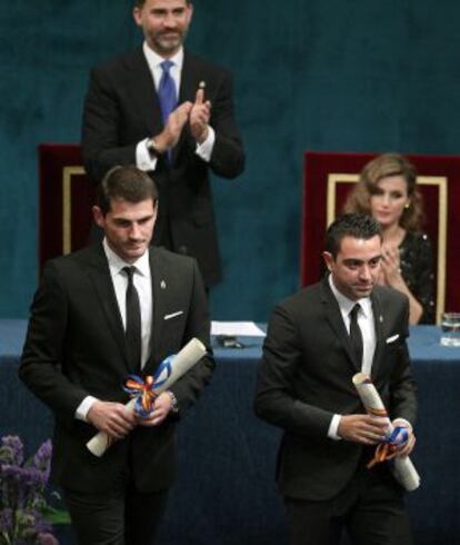 Casillas Xavi, tras recoger el premio de manos del pr&iacute;ncipe Felipe.